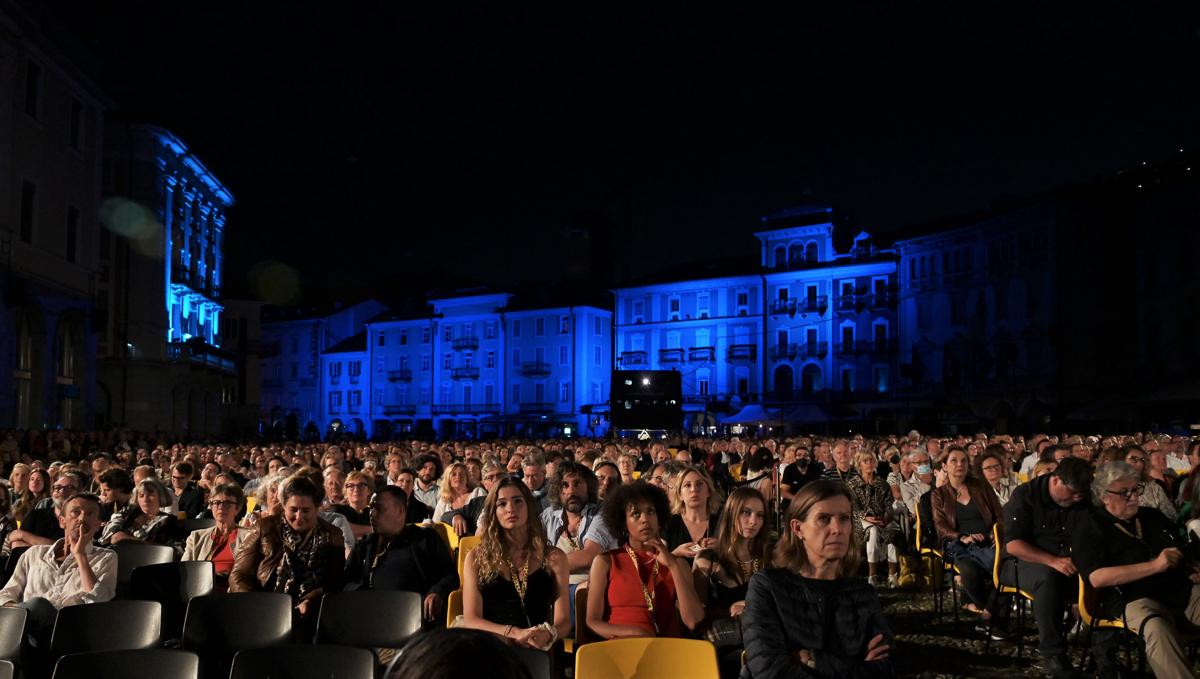 Kasia Smutniak riceve il premio Leopard Club Award in Piazza Grande a Locarno