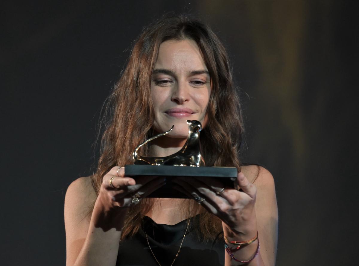 Kasia Smutniak riceve il premio Leopard Club Award in Piazza Grande a Locarno