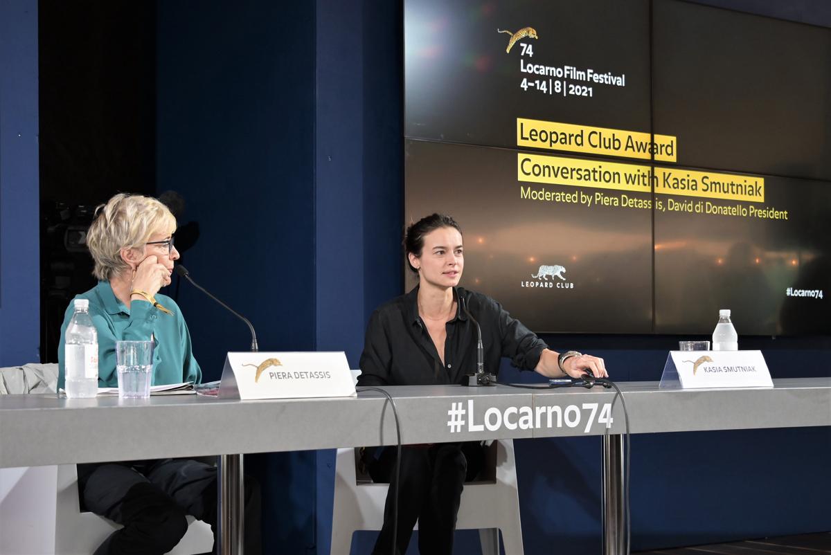 Kasia Smutniak riceve il premio Leopard Club Award in Piazza Grande a Locarno