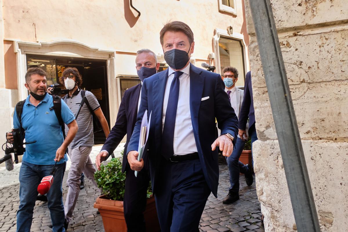 M5s, la pazza idea di Conte. Fare il capolista a Napoli, test sul suo consenso M5s, la pazza idea di Conte. Fare il capolista a Napoli, test sul suo consenso