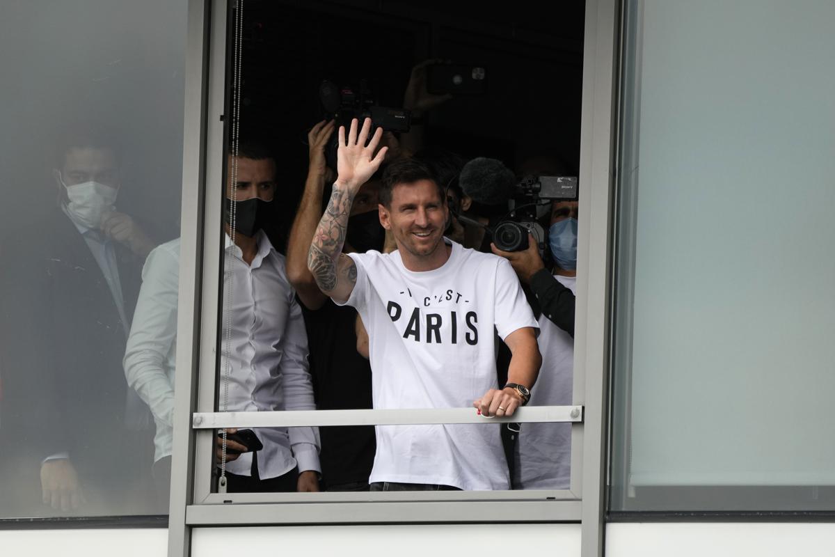 Messi atterra a Parigi, ormai non ci sono dubbi: è un nuovo giocatore del Psg Messi atterra a Parigi, ormai non ci sono dubbi: è un nuovo giocatore del Psg