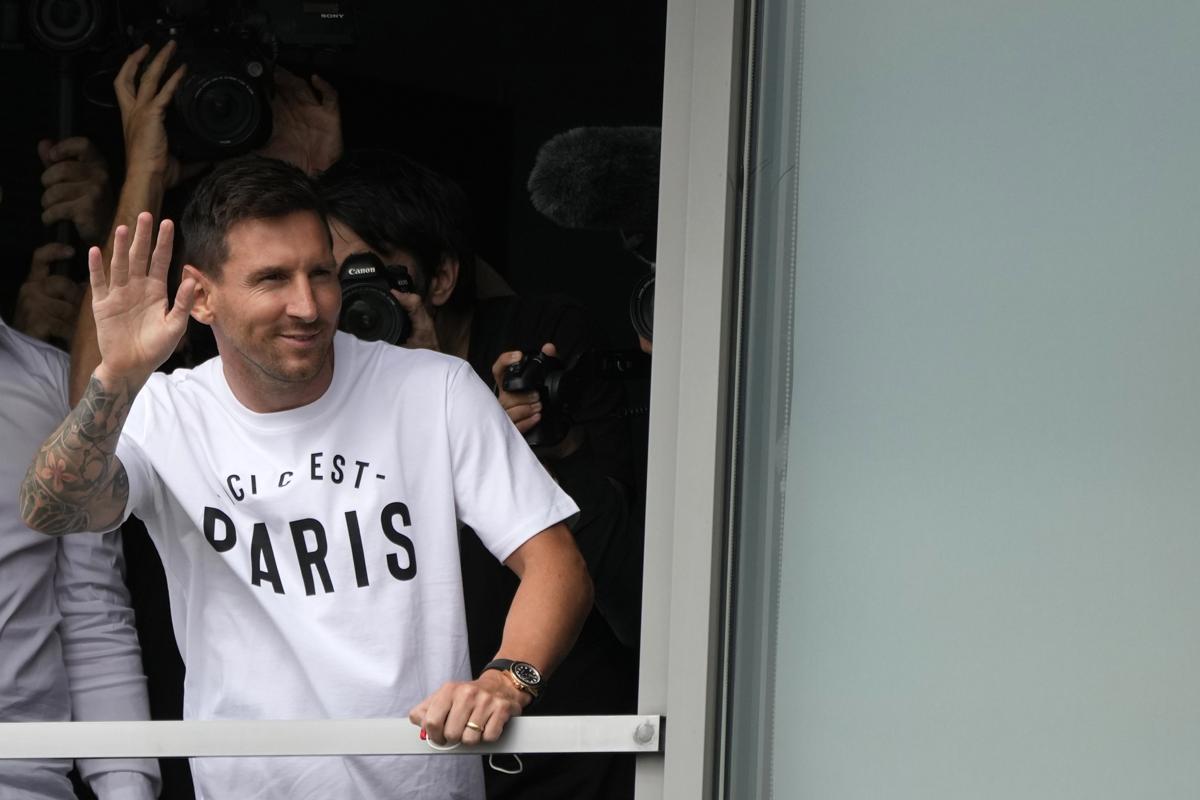 Messi atterra a Parigi, ormai non ci sono dubbi: è un nuovo giocatore del Psg Messi atterra a Parigi, ormai non ci sono dubbi: è un nuovo giocatore del Psg