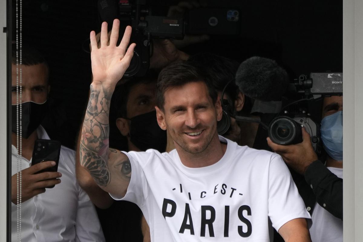 Messi atterra a Parigi, ormai non ci sono dubbi: è un nuovo giocatore del Psg Messi atterra a Parigi, ormai non ci sono dubbi: è un nuovo giocatore del Psg