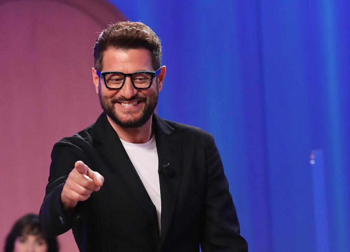 Scherzi a parte, Enrico Papi Elisabetta Gregoraci e Antonella Elia condurranno lo show Scherzi a parte, Enrico Papi Elisabetta Gregoraci e Antonella Elia condurranno lo show