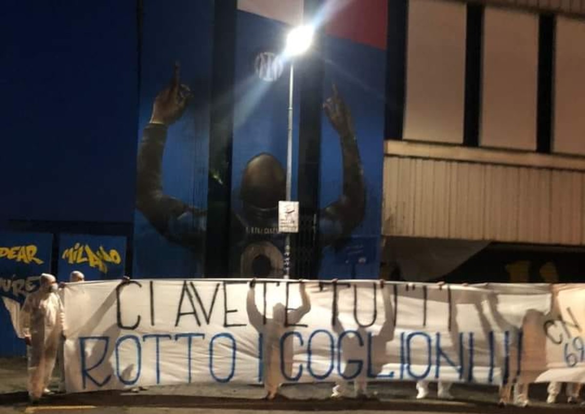 Inter, la delusione dei tifosi: imbrattato il murale per Lukaku a San Siro Inter, la delusione dei tifosi: imbrattato il murale per Lukaku a San Siro