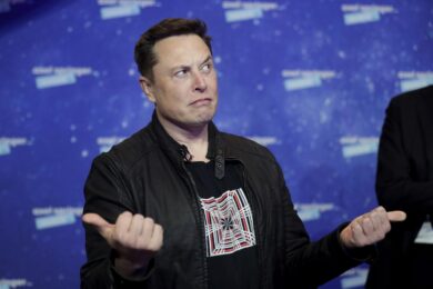Elon Musk Firenze, agli Uffizi il selfie con la Venere del Botticelli. VIDEO