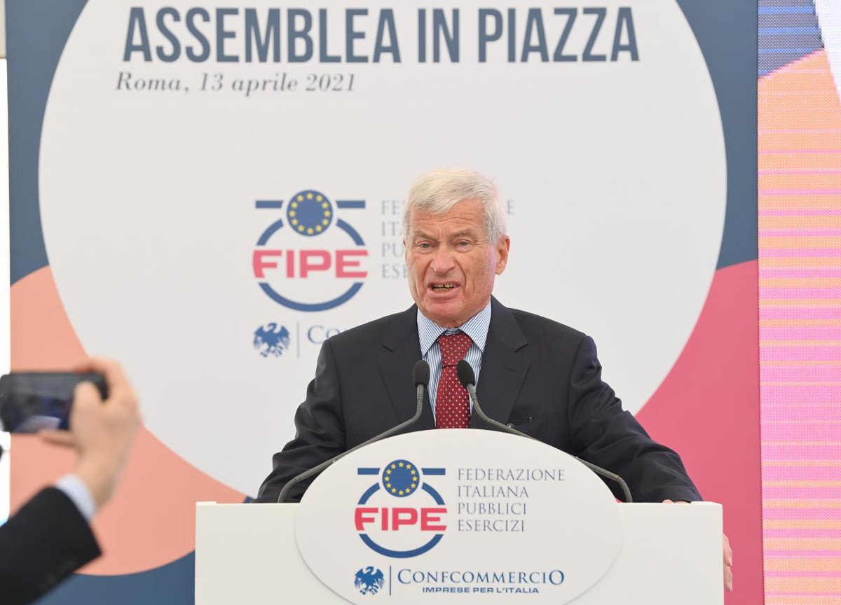 Confcommercio, molestie a segretaria. Sangalli ricattato, pagati 216 mila euro Confcommercio, molestie a segretaria. Sangalli ricattato, pagati 216 mila euro
