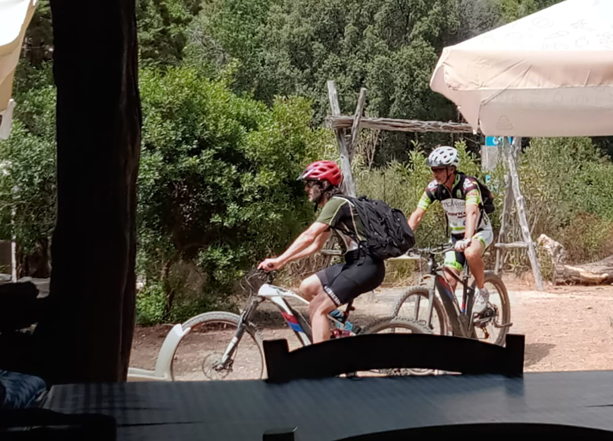 “La Zanzara” Cruciani all’avventura: vacanze in bici in giro per la Sardegna “La Zanzara” Cruciani all’avventura: vacanze in bici in giro per la Sardegna
