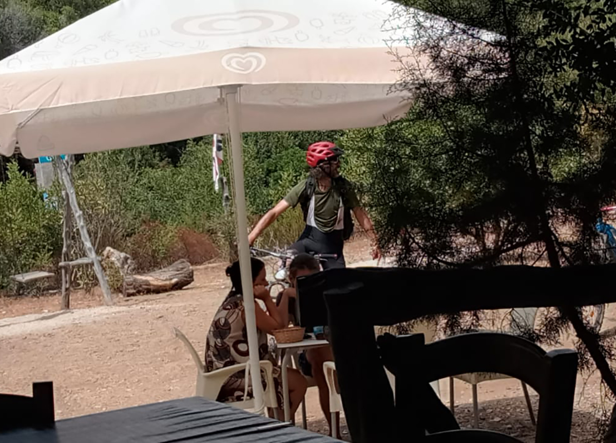 “La Zanzara” Cruciani all’avventura: vacanze in bici in giro per la Sardegna “La Zanzara” Cruciani all’avventura: vacanze in bici in giro per la Sardegna