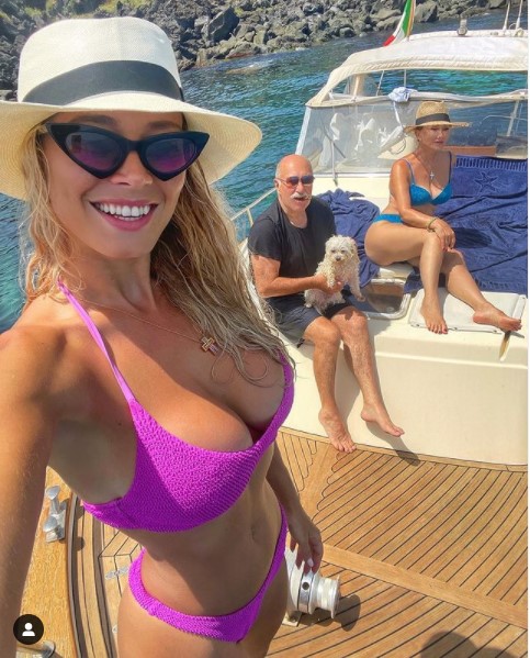Estate 2021, il caldo toglie i vestiti ma non il cappello: le foto delle star Estate 2021, il caldo toglie i vestiti ma non il cappello: le foto delle star