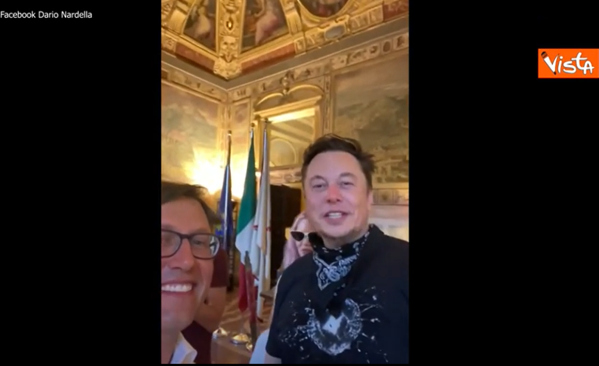 Elon Musk Firenze, agli Uffizi il selfie con la Venere del Botticelli. VIDEO