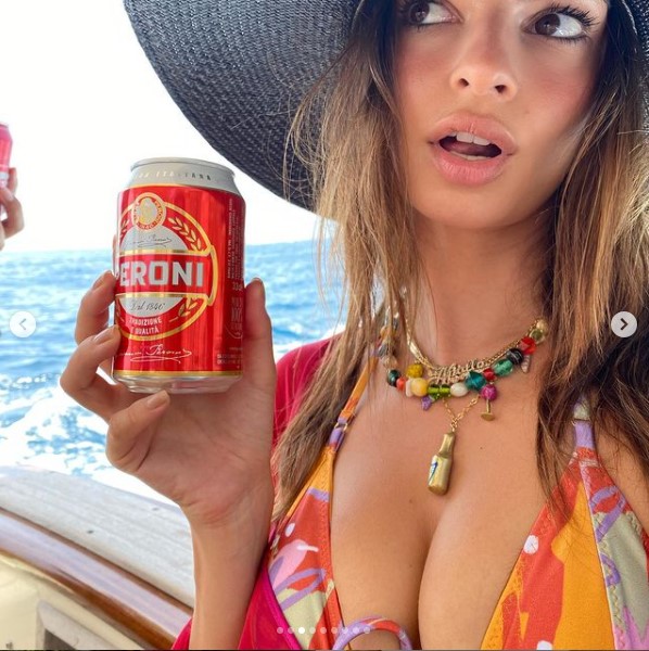 Estate 2021, il caldo toglie i vestiti ma non il cappello: le foto delle star Estate 2021, il caldo toglie i vestiti ma non il cappello: le foto delle star