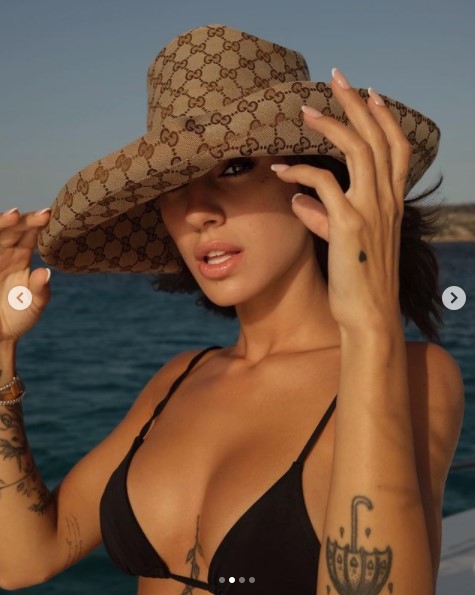 Estate 2021, il caldo toglie i vestiti ma non il cappello: le foto delle star Estate 2021, il caldo toglie i vestiti ma non il cappello: le foto delle star