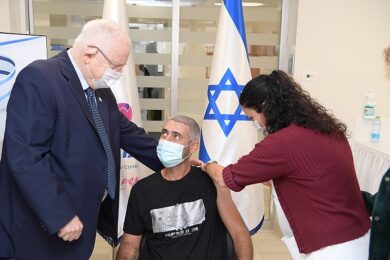 Covid, in Israele il futuro dell’Italia:protezione vaccino al 16% e terza dose
