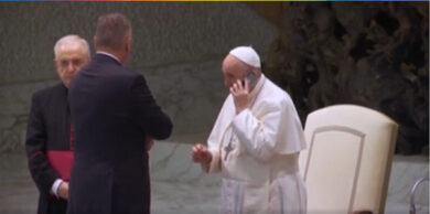 Papa Francesco, telefonata in diretta che interrompe udienza Video