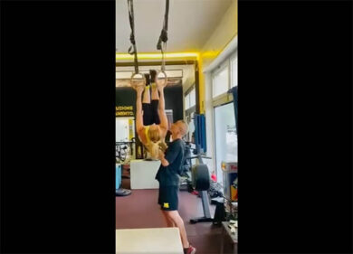 Giorgia Meloni versione Jury Chechi si allena con gli anelli. VIDEO