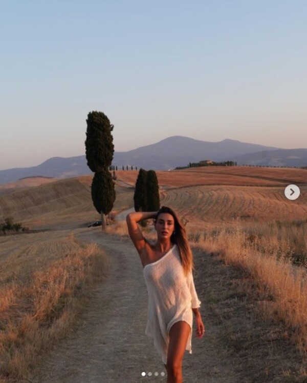 Sonia Lorenzini e le trasparenze mostra il décolleté, i follower si scatenano Sonia Lorenzini e le trasparenze mostra il décolleté, i follower si scatenano