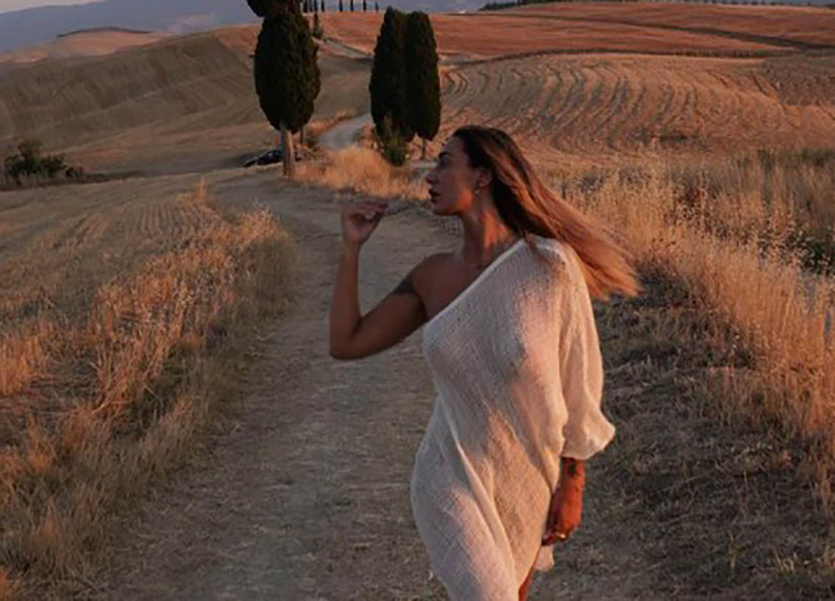 Sonia Lorenzini e le trasparenze mostra il décolleté, i follower si scatenano Sonia Lorenzini e le trasparenze mostra il décolleté, i follower si scatenano