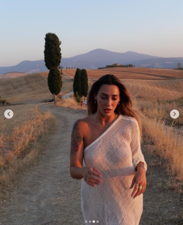 Sonia Lorenzini e le trasparenze mostra il décolleté, i follower si scatenano Sonia Lorenzini e le trasparenze mostra il décolleté, i follower si scatenano