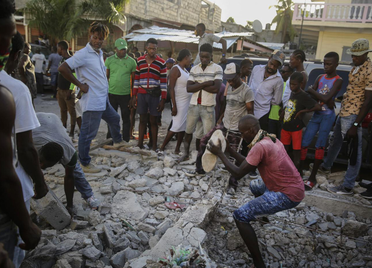 Haiti, terremoto: 1300 morti, migliaia di feriti. E ora arriva anche l’uragano Haiti, terremoto: 1300 morti, migliaia di feriti. E ora arriva anche l’uragano