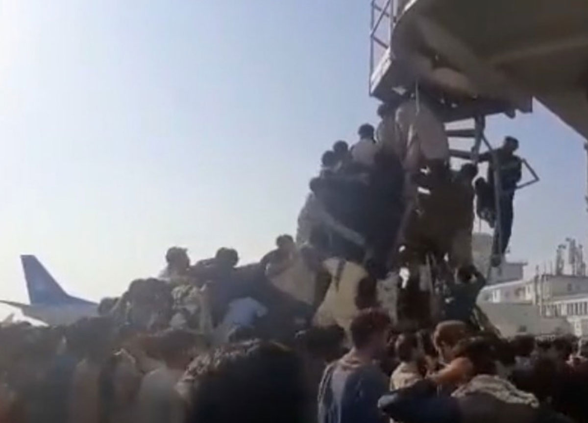 Afghanistan, aerei presi d’assalto all’aeroporto di Kabul. Cinque morti