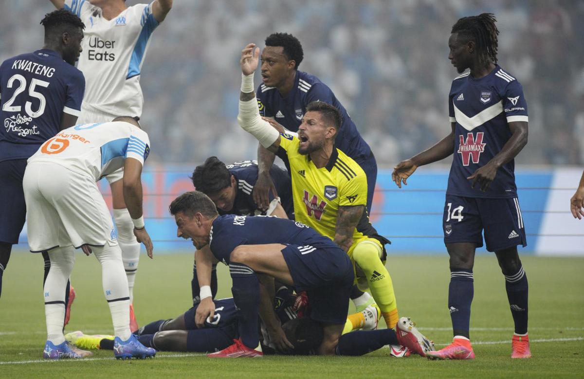 Kalu come Eriksen: malore e paura in Marsiglia-Bordeaux, ma tutto finisce bene Kalu come Eriksen: malore e paura in Marsiglia-Bordeaux, ma tutto finisce bene