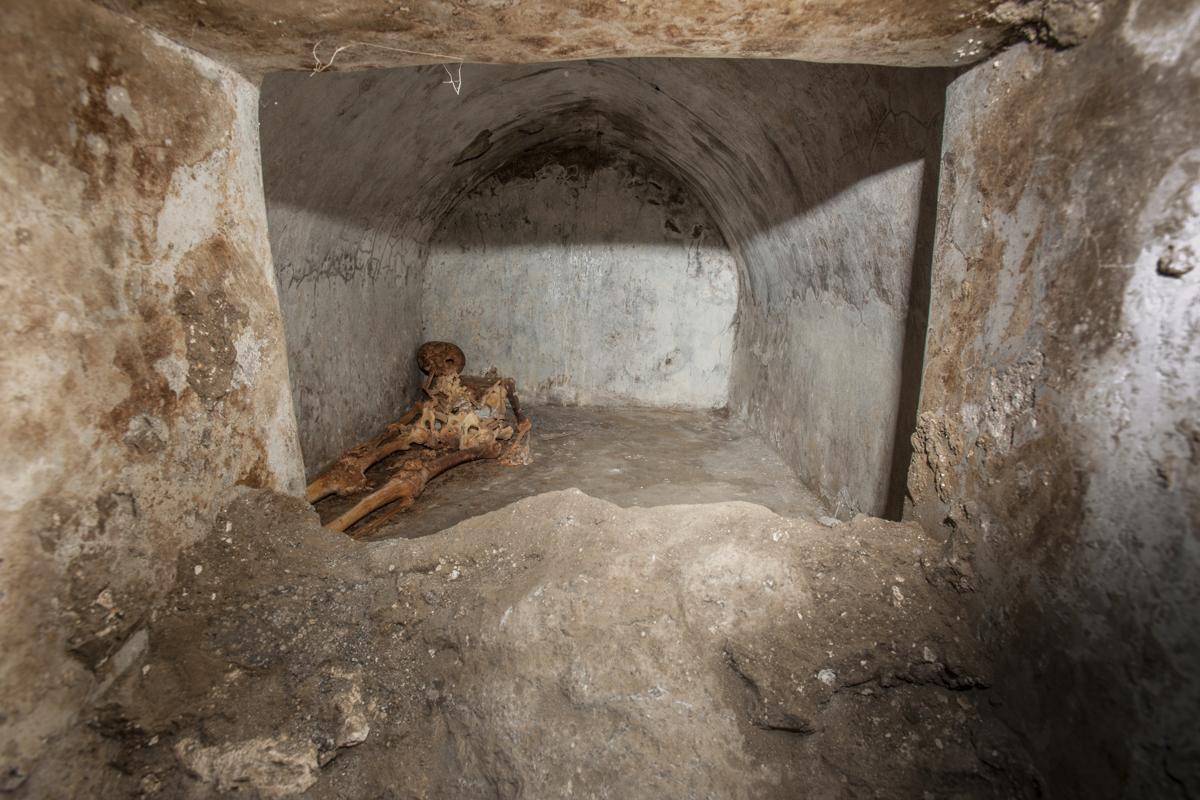 Pompei, scoperta una tomba unica con un corpo semi mummificato Pompei, scoperta una tomba unica con un corpo semi mummificato
