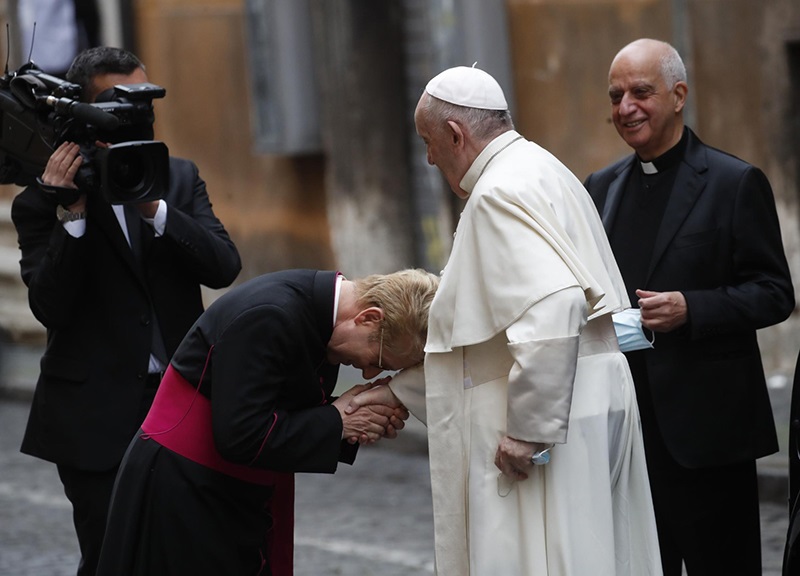 Rai: tagli alle spese per i viaggi papali, protestano i vaticanisti Rai: tagli alle spese per i viaggi papali, protestano i vaticanisti