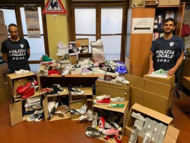 Milano: sequestrati 1200 capi contraffatti