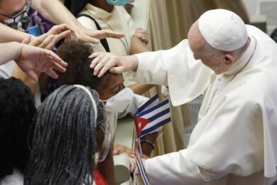 Covid, vaccinarsi è atto d’amore. Stoccata del Papa ai no vax