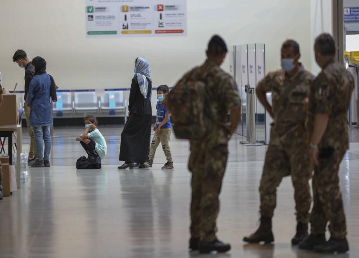 Afghanistan, atterrato a Fiumicino volo con 85 persone a bordo Afghanistan, atterrato a Fiumicino volo con 85 persone a bordo
