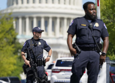 Capitol Hill, allarme bomba: la polizia negozia con uomo a bordo di un pick-up