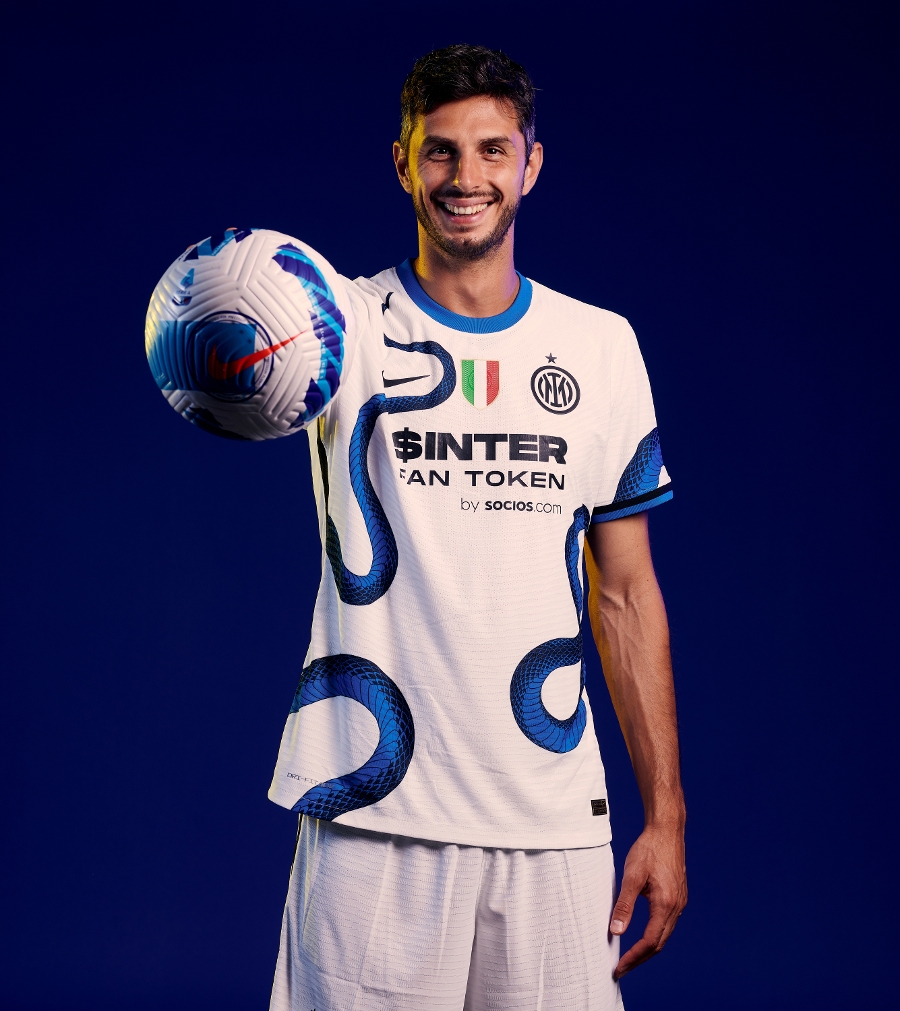 Serie A 2021/22, nuove maglie: scelta innovativa per Napoli e Armani – FOTO Serie A 2021/22, nuove maglie: scelta innovativa per Napoli e Armani – FOTO