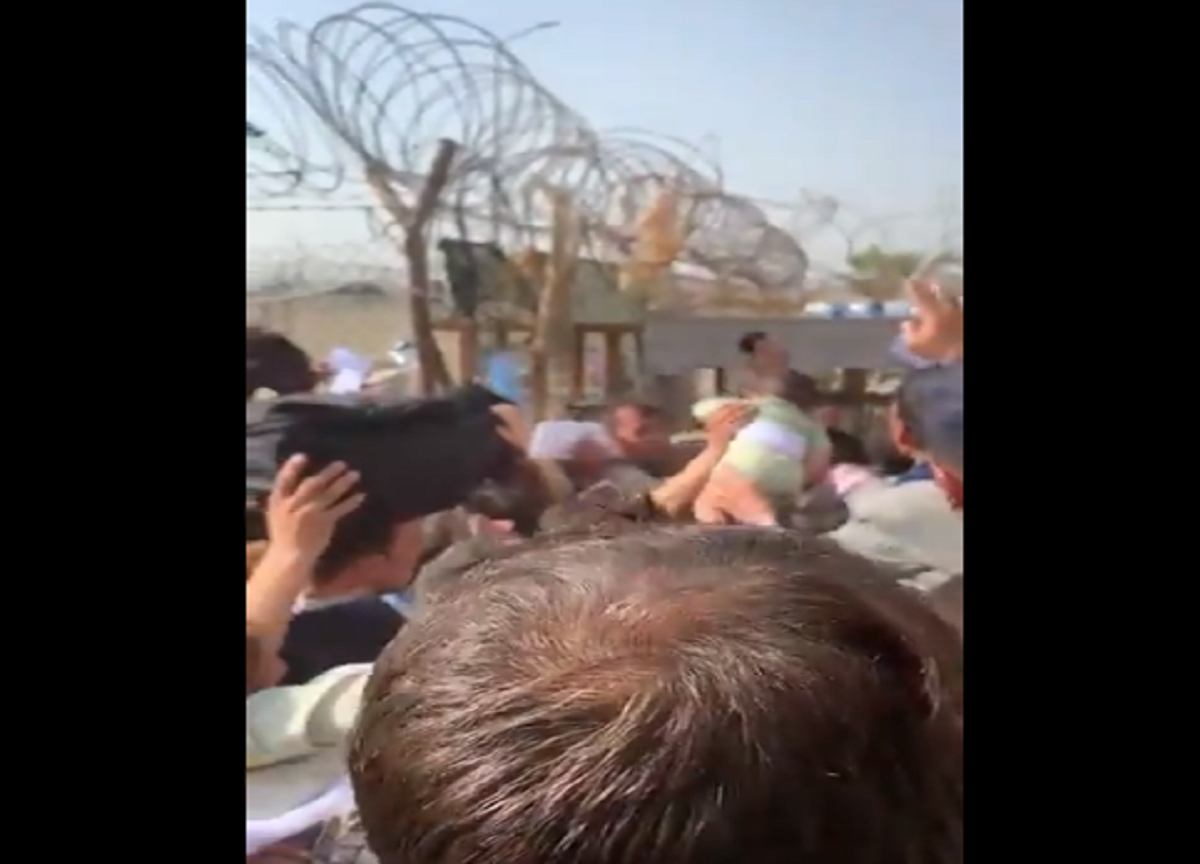 Afghanistan, spari in aeroporto. Le madri lanciano i figli dal filo spinato Afghanistan, spari in aeroporto. Le madri lanciano i figli dal filo spinato