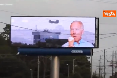 Biden col gelato mentre l’ambasciata Usa viene evacuata: i cartelloni. VIDEO