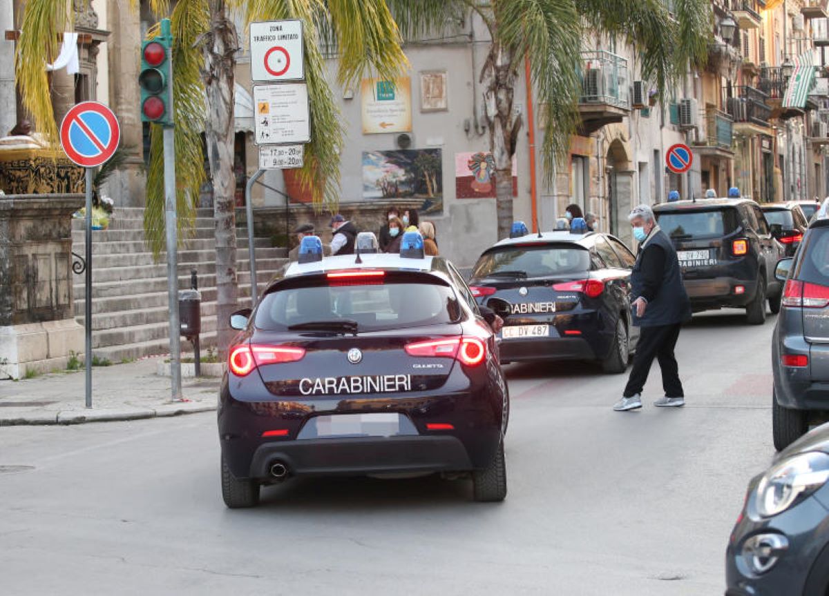 Napoli, agguato a Pianura: ucciso 25enne con 7 colpi di pistola Napoli, agguato a Pianura: ucciso 25enne con 7 colpi di pistola