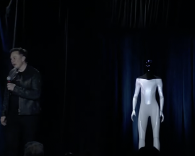 Elon Musk annuncia il robot umanoide. Il video di presentazione del Tesla Bot