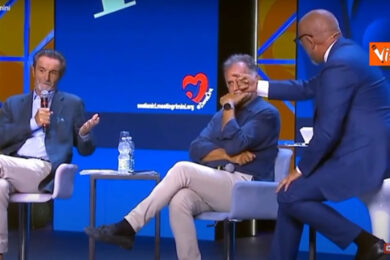 Fontana lapsus: “Venite a visitare la Lombardia è un paese meraviglioso”