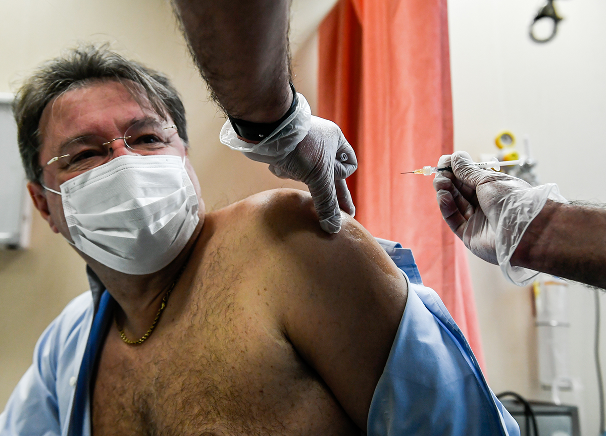 Vaccini, crollo prime dosi. Galli: “No vax over 50? Il nostro ventre molle” Vaccini, crollo prime dosi. Galli: “No vax over 50? Il nostro ventre molle”