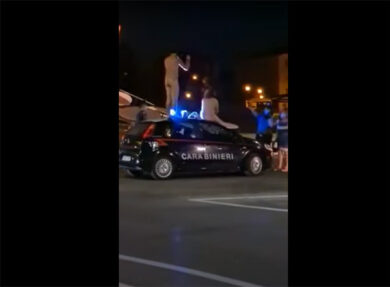 Ballano nudi sull’auto dei Carabinieri: feriti e arrestati. VIDEO