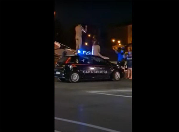 Ballano nudi sull’auto dei Carabinieri: feriti e arrestati. VIDEO Ballano nudi sull’auto dei Carabinieri: feriti e arrestati. VIDEO