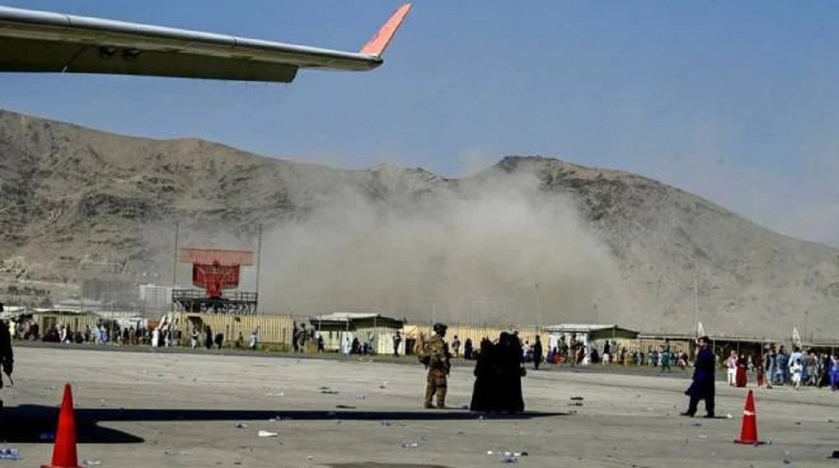 Afghanistan, kamikaze si fa esplodere all’aeroporto di Kabul: numerose vittime