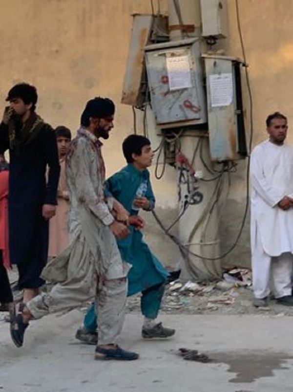 Afghanistan, kamikaze si fa esplodere all’aeroporto di Kabul: numerose vittime Afghanistan, kamikaze si fa esplodere all’aeroporto di Kabul: numerose vittime