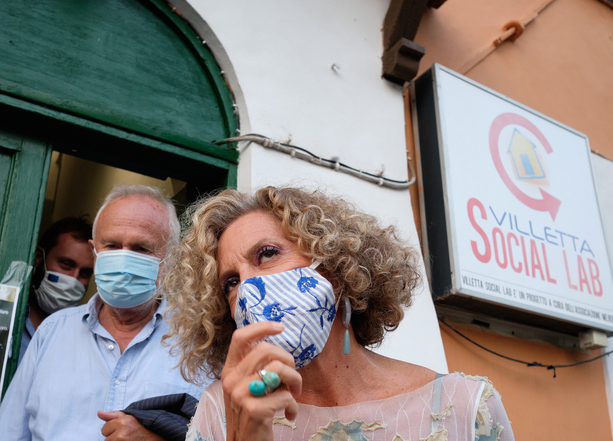 Cirinnà, soldi sotterrati e polemica con la colf: “Mi tocca fare la lavandaia” Cirinnà, soldi sotterrati e polemica con la colf: “Mi tocca fare la lavandaia”