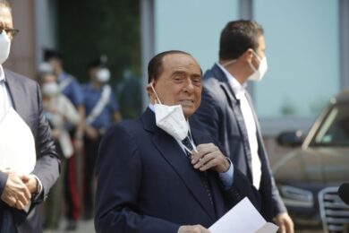 Berlusconi, nuovo ricovero al San Raffaele per “controlli post-Covid”