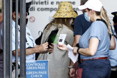 Green pass, denuncia per chi sale sul treno senza. E dovrà scendere subito