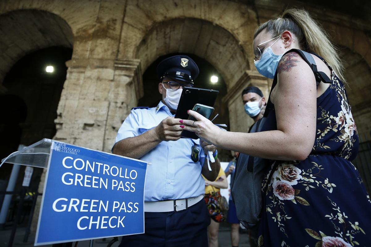 Green pass, denuncia per chi sale sul treno senza. E dovrà scendere subito