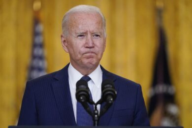 Biden sotto tiro: Dem, paura midterm. Usa già pronti a tornare in Afghanistan?