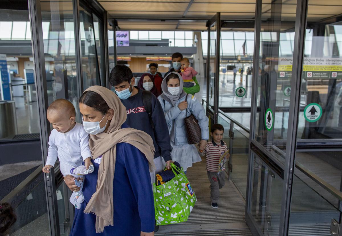 Kabul, i talebani isolano l’aeroporto: stop voli dei civili, 100mila bloccati Kabul, i talebani isolano l’aeroporto: stop voli dei civili, 100mila bloccati