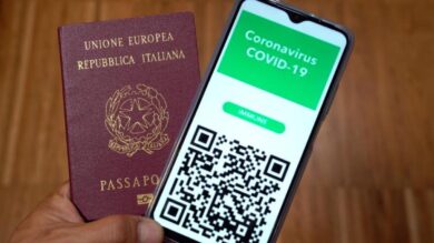 Covid, green pass solo ai vaccinati. L’idea: “Vietare le cure ai no vax”